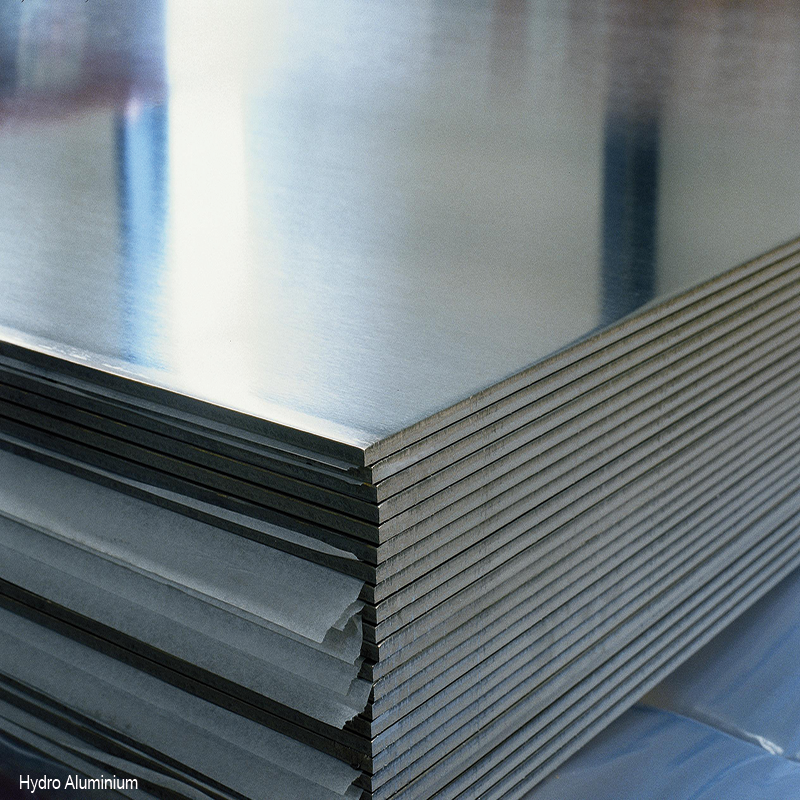 Tôles en aluminium brut empilées avec un film intercalaire entre chacune d'entre elles